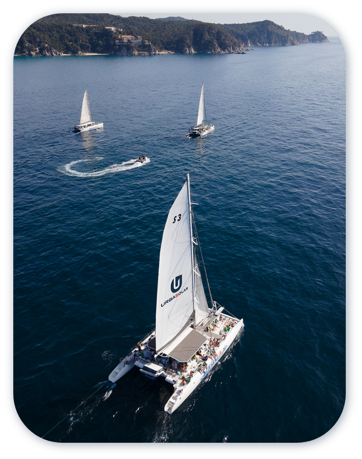 Catamaran aux couleurs d'Urbasolar lors d'un séminaire en mer