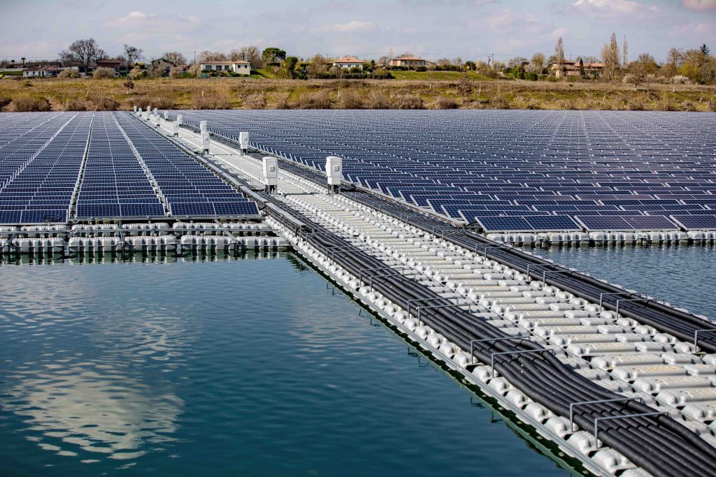 Centrale solaire flottante de Peyssies installée sur un plan d'eau