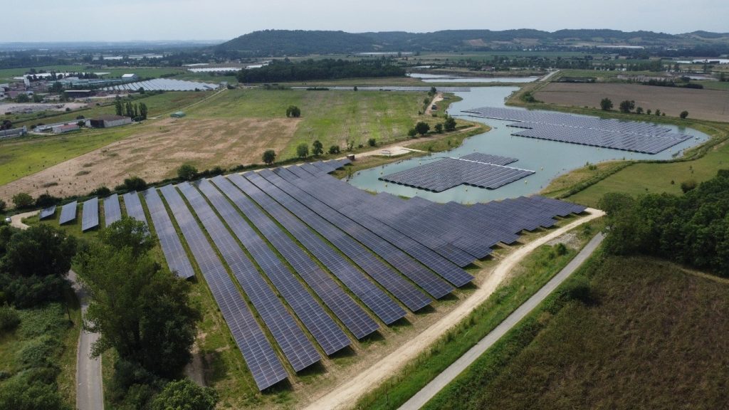 Vue aérienne de la centrale d'Aiguillon : panneaux au sol et centrale flottante sur un plan d'eau