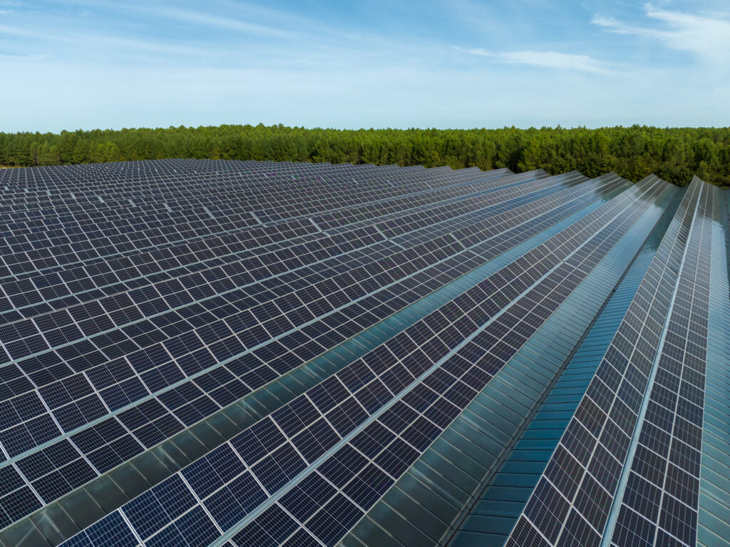 Toiture d'une serre photovoltaïque vue du ciel