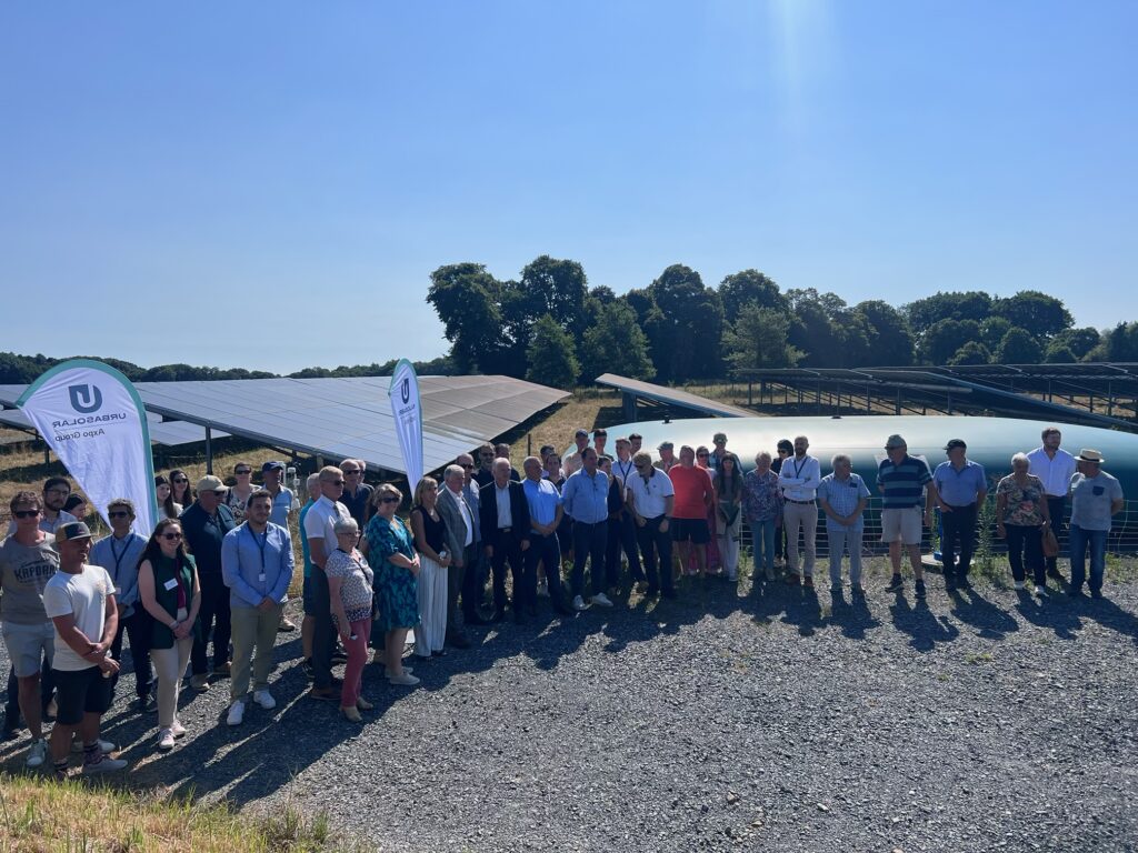 Habitants et élus réunis devant les panneaux lors de l'inauguration de la centrale d'Oroix