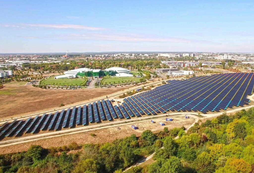 Centrale solaire de l'Oncopole vue du ciel, en bordure de Toulouse