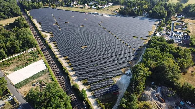 Centrale solaire au sol d'Amilly le long d'une voie ferrée, vue aérienne