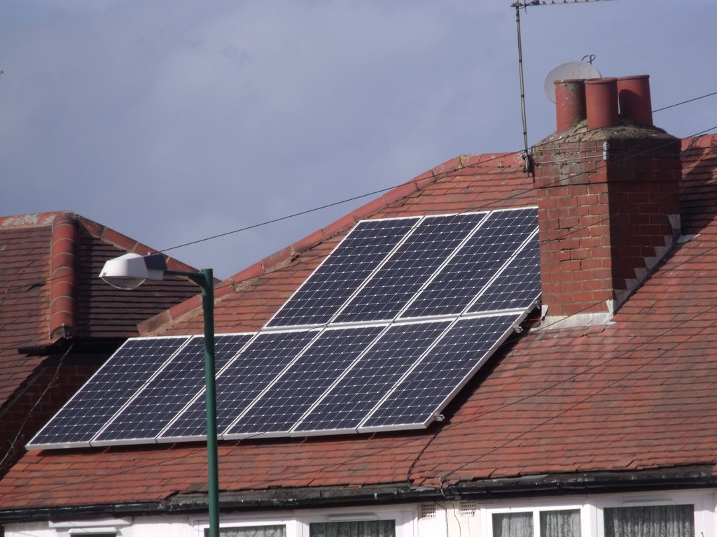 Panneaux solaires en autoconsommation sur la toiture d'un bâtiment