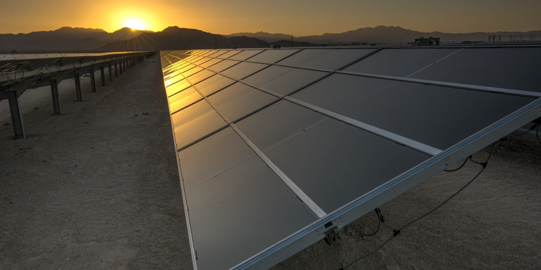 Grande centrale photovoltaïque au sol composée de panneaux solaires alignés