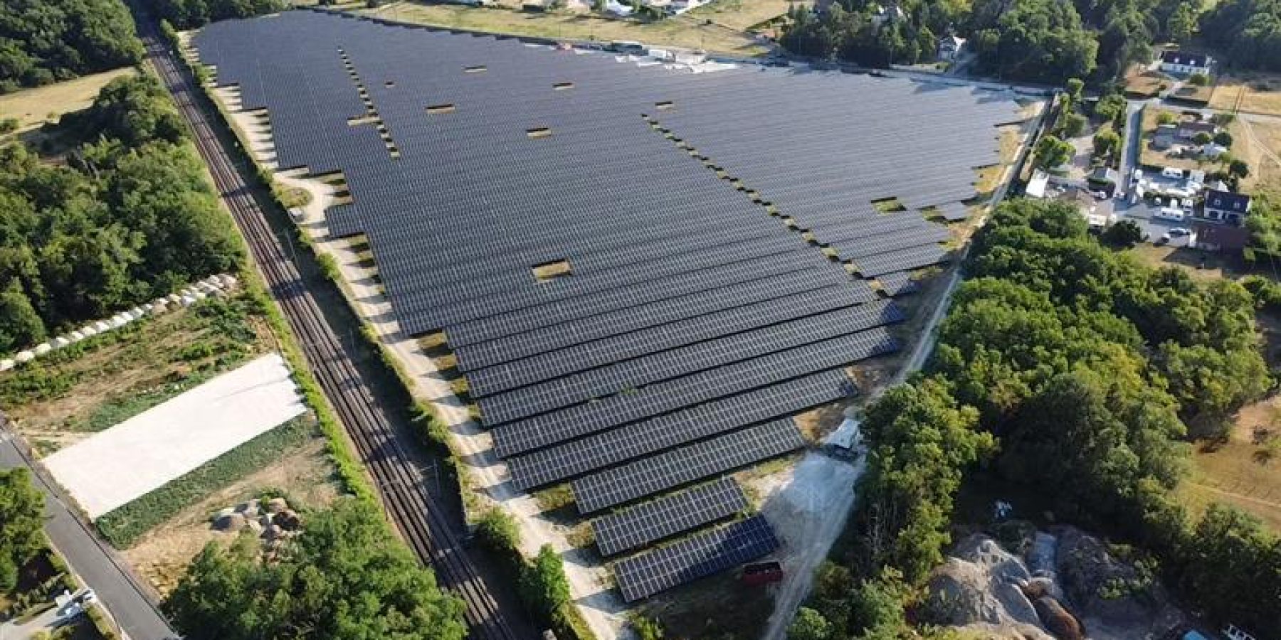 Centrale solaire au sol d'Amilly le long d'une voie ferrée, vue aérienne