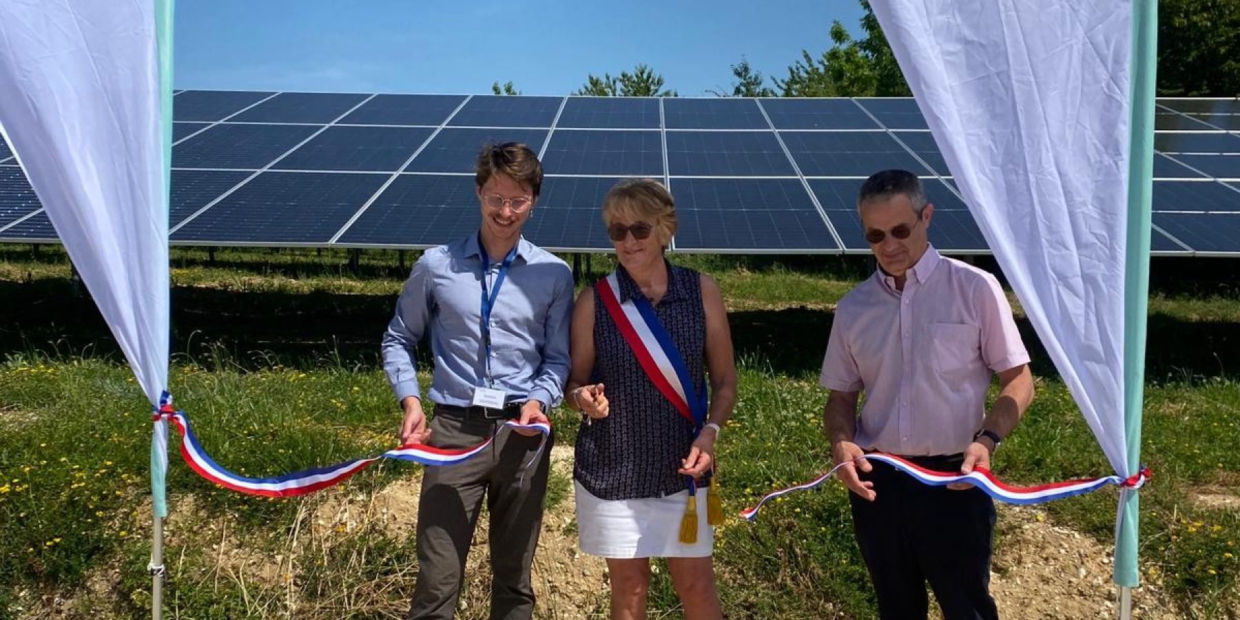 Inauguration de la centrale solaire des Clérimois : coupure du ruban devant les panneaux