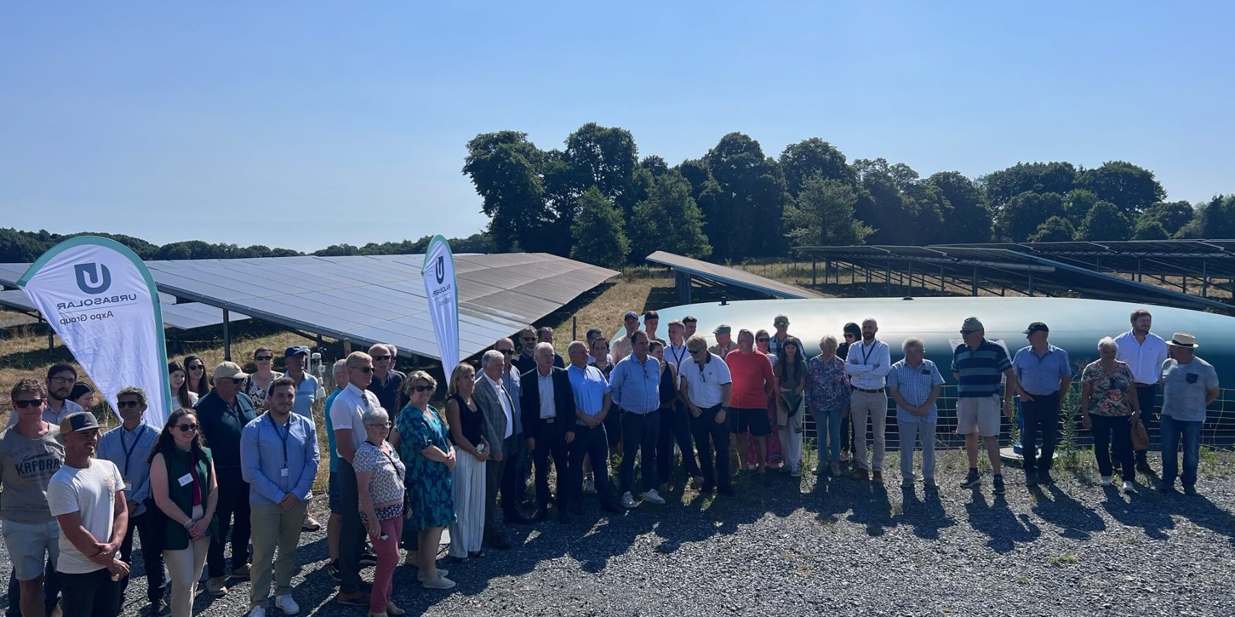 Habitants et élus réunis devant les panneaux lors de l'inauguration de la centrale d'Oroix