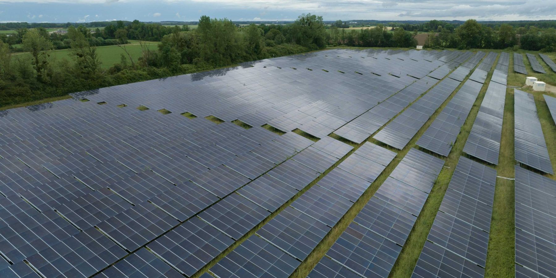 Centrale solaire au sol de Sermaize sous un ciel couvert