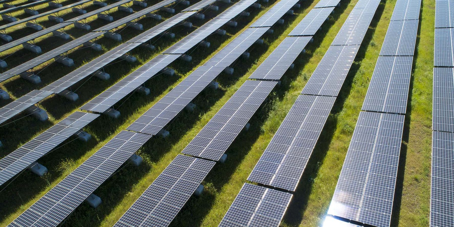 France, Hérault (34), Lézignan-la-Cèbe, centrale solaire photovoltaïque Urbasolar dans l'ancienne carrière de Nizas et Lézignan-la-Cèbe (vue aérienne)