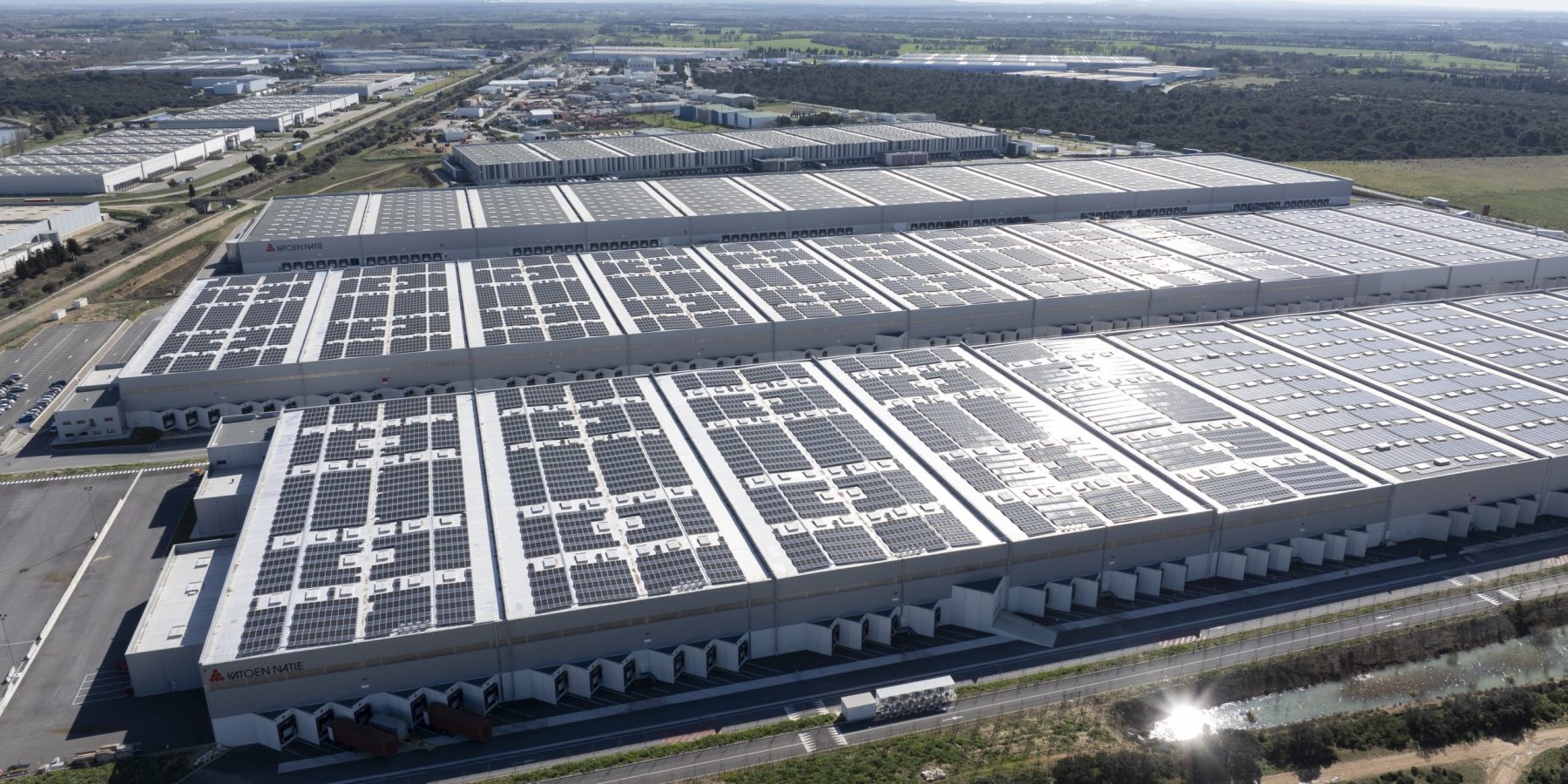 Centrale photovoltaïque en toiture des entrepôts Katoen Natie