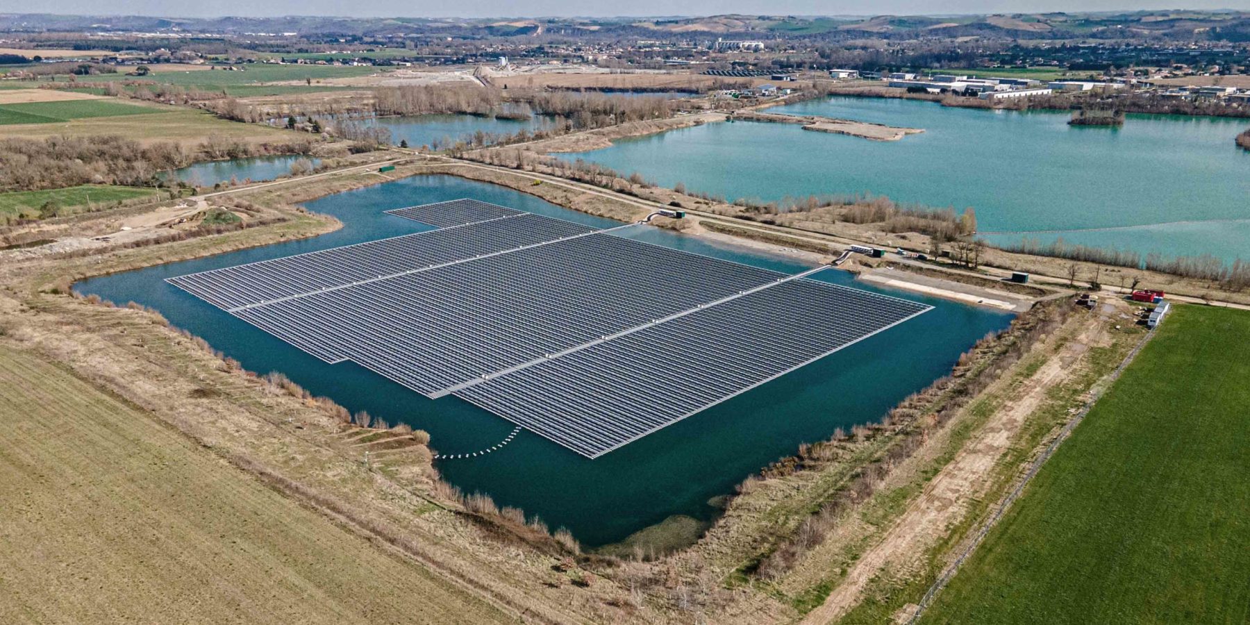 Centrale solaire flottante de Peyssies installée sur un ancien plan d'eau